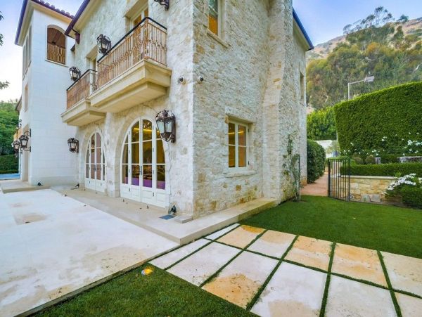 Luxurious Manor in Malibu