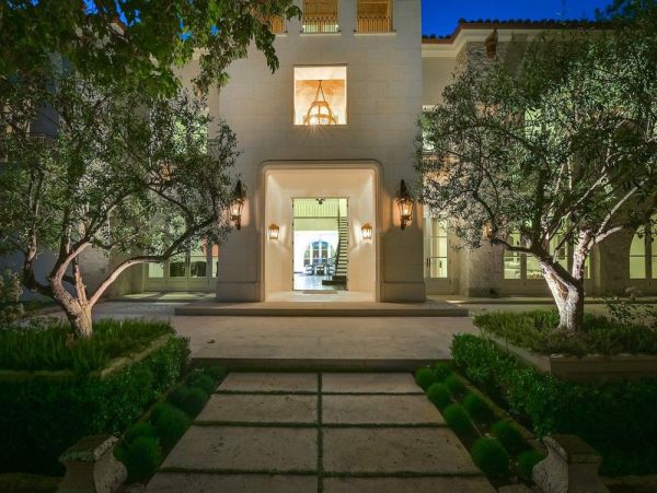 Luxurious Manor in Malibu