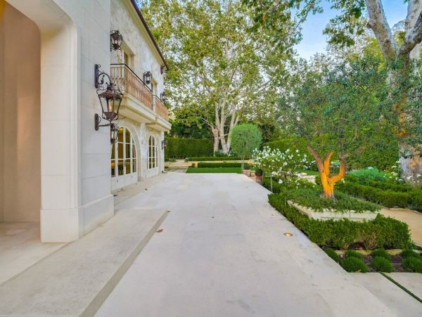 Luxurious Manor in Malibu