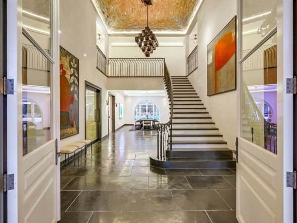 Luxurious Manor in Malibu