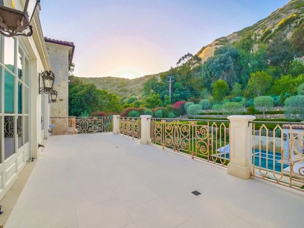 Luxurious Manor in Malibu