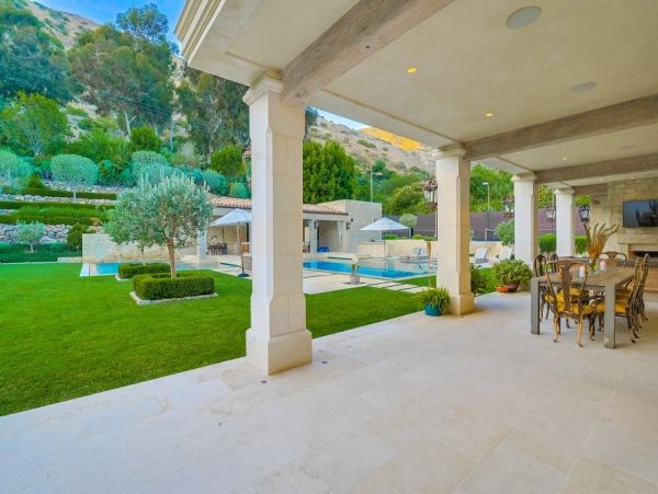 Luxurious Manor in Malibu