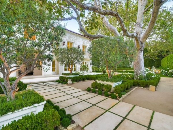 Luxurious Manor in Malibu