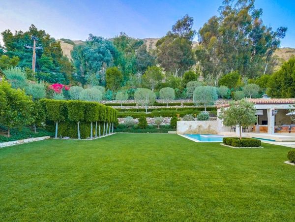 Luxurious Manor in Malibu