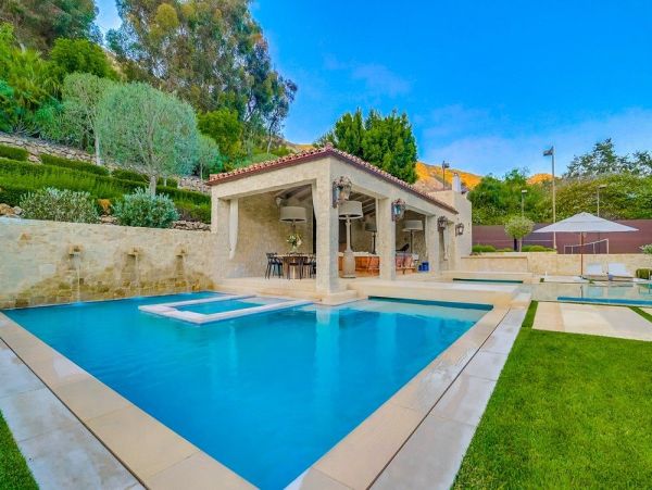 Luxurious Manor in Malibu