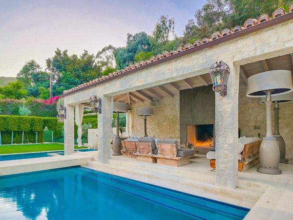 Luxurious Manor in Malibu