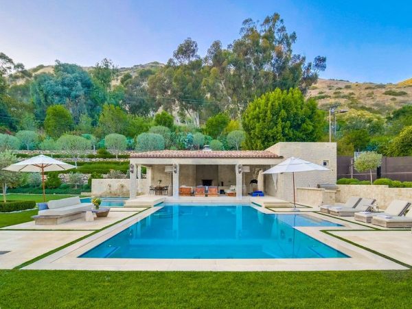 Luxurious Manor in Malibu