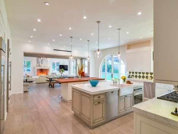 Luxurious Manor in Malibu