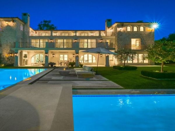 Luxurious Manor in Malibu