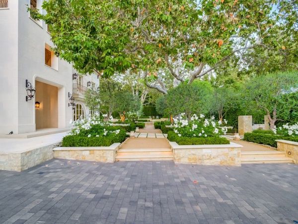 Luxurious Manor in Malibu