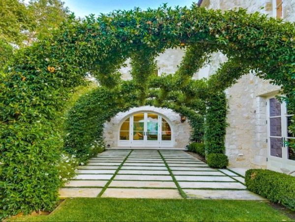 Luxurious Manor in Malibu