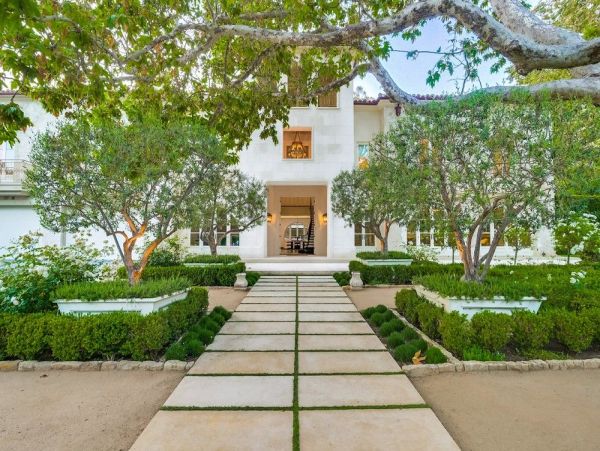 Luxurious Manor in Malibu