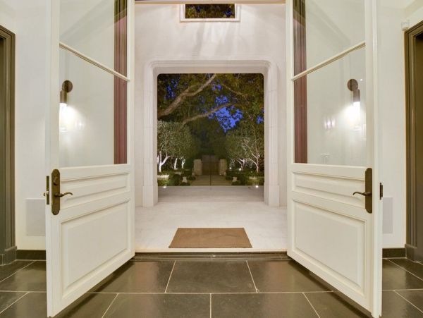 Luxurious Manor in Malibu