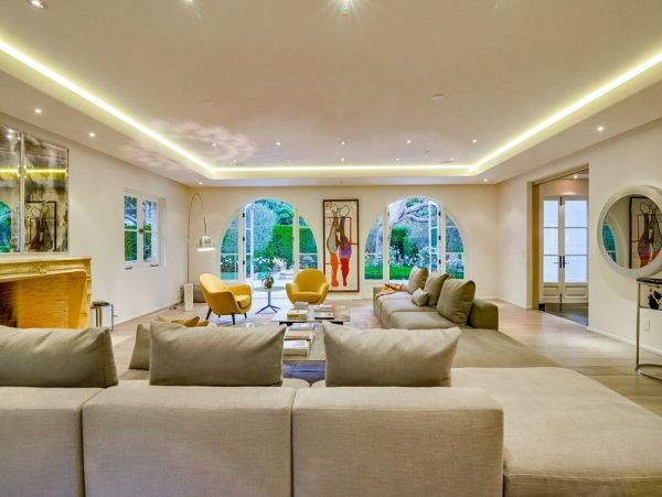 Luxurious Manor in Malibu