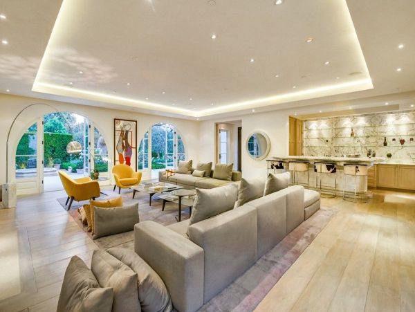 Luxurious Manor in Malibu