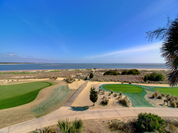Stunning 3 Bedroom Condo Located on the Beach
