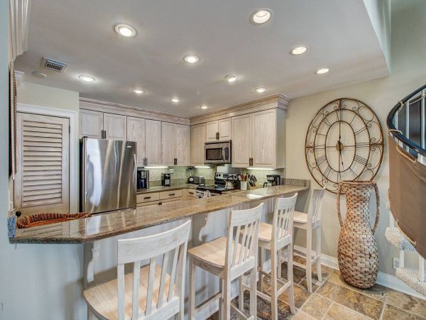 Gorgeous 3 Bedroom Condo with Ocean Views Sleeps 8