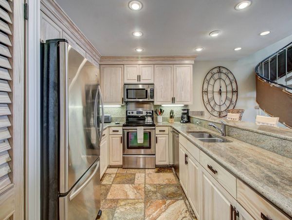 Gorgeous 3 Bedroom Condo with Ocean Views Sleeps 8