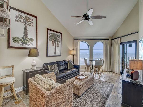 Gorgeous 3 Bedroom Condo with Ocean Views Sleeps 8