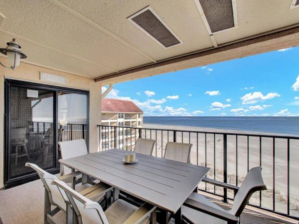 Gorgeous 3 Bedroom Condo with Ocean Views Sleeps 8