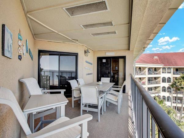 Gorgeous 3 Bedroom Condo with Ocean Views Sleeps 8