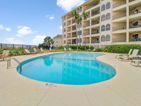 Gorgeous 3 Bedroom Condo with Ocean Views Sleeps 8