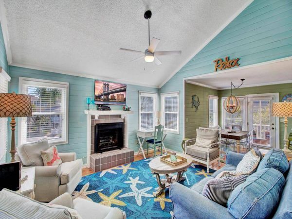 Cozy 4 Bedroom Home Walk to Beach