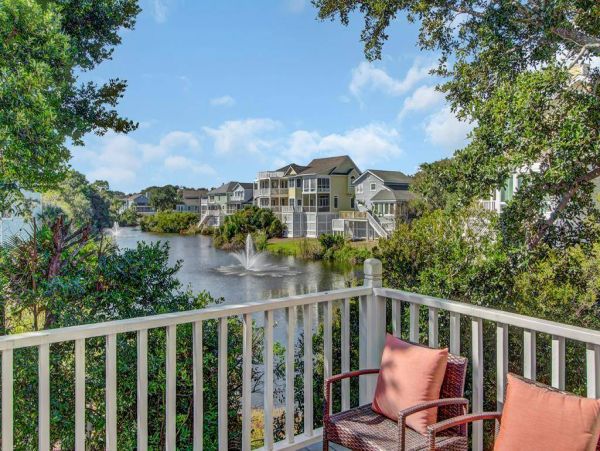 Cozy 4 Bedroom Home Walk to Beach