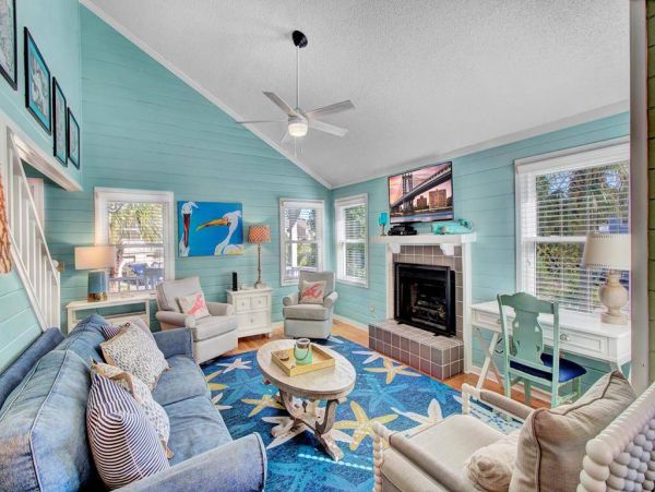 Cozy 4 Bedroom Home Walk to Beach