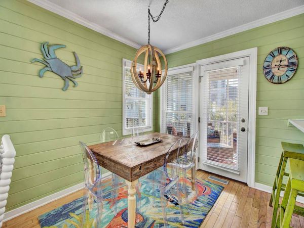 Cozy 4 Bedroom Home Walk to Beach