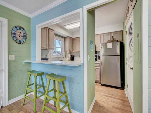 Cozy 4 Bedroom Home Walk to Beach