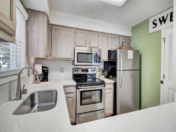 Cozy 4 Bedroom Home Walk to Beach