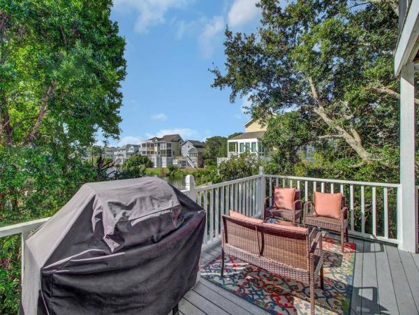 Cozy 4 Bedroom Home Walk to Beach