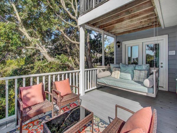 Cozy 4 Bedroom Home Walk to Beach
