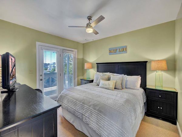 Cozy 4 Bedroom Home Walk to Beach