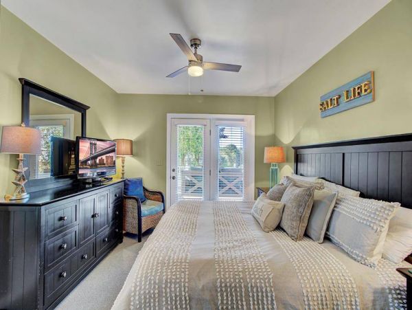Cozy 4 Bedroom Home Walk to Beach