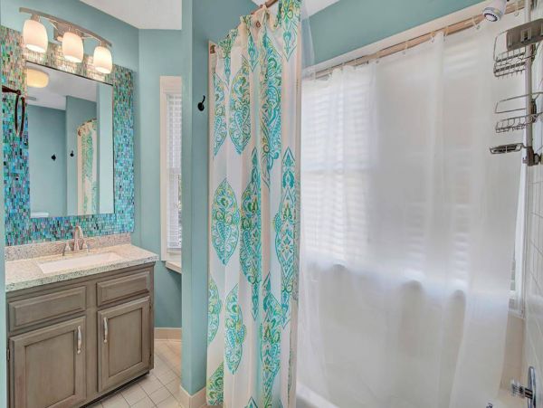 Cozy 4 Bedroom Home Walk to Beach