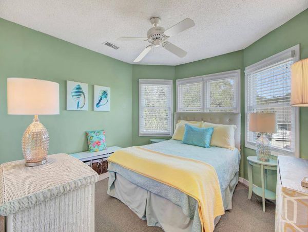 Cozy 4 Bedroom Home Walk to Beach