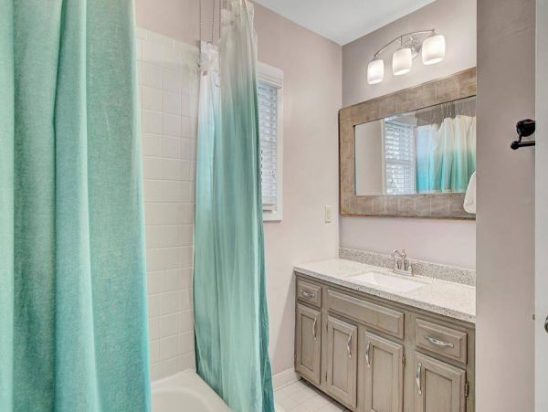 Cozy 4 Bedroom Home Walk to Beach