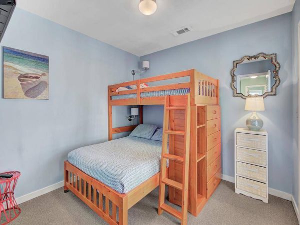 Cozy 4 Bedroom Home Walk to Beach