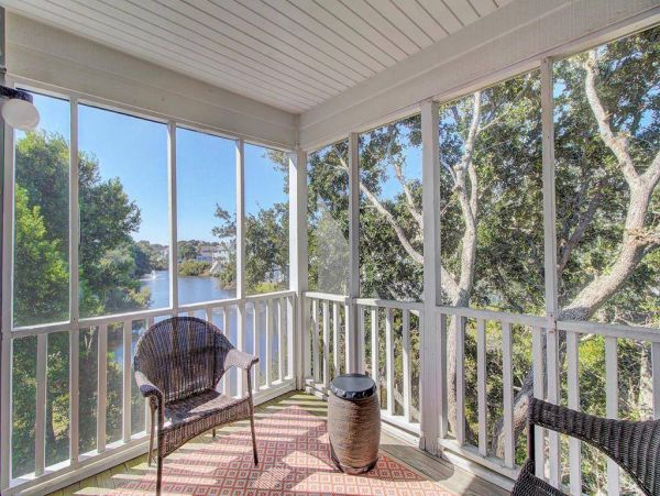 Cozy 4 Bedroom Home Walk to Beach