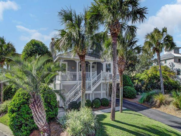 Cozy 4 Bedroom Home Walk to Beach