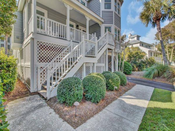 Cozy 4 Bedroom Home Walk to Beach