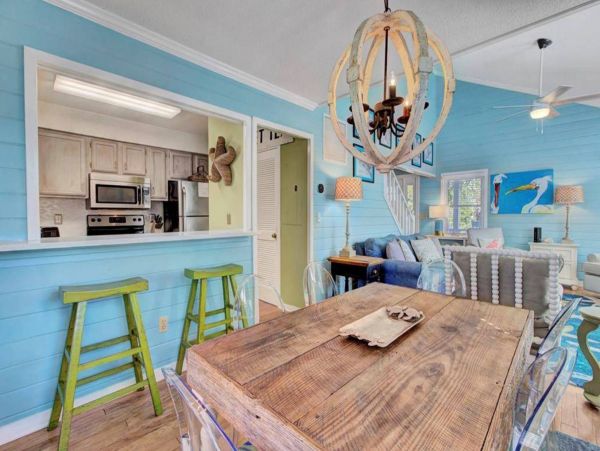 Cozy 4 Bedroom Home Walk to Beach