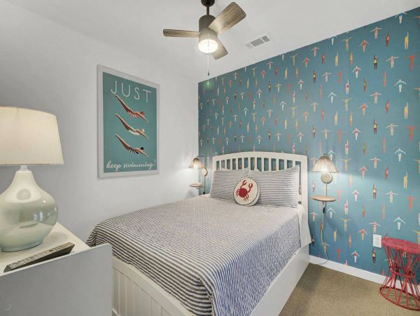 Cozy 4 Bedroom Home Walk to Beach