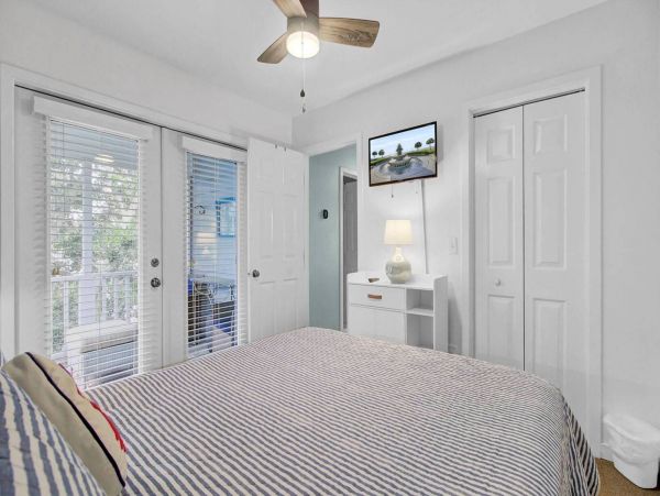 Cozy 4 Bedroom Home Walk to Beach