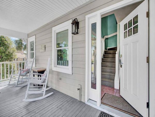 Cozy 4 Bedroom Home Walk to Beach