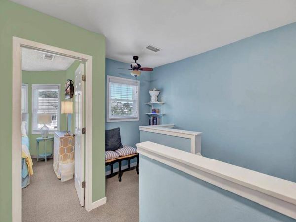 Cozy 4 Bedroom Home Walk to Beach