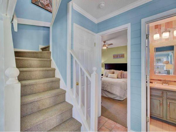Cozy 4 Bedroom Home Walk to Beach
