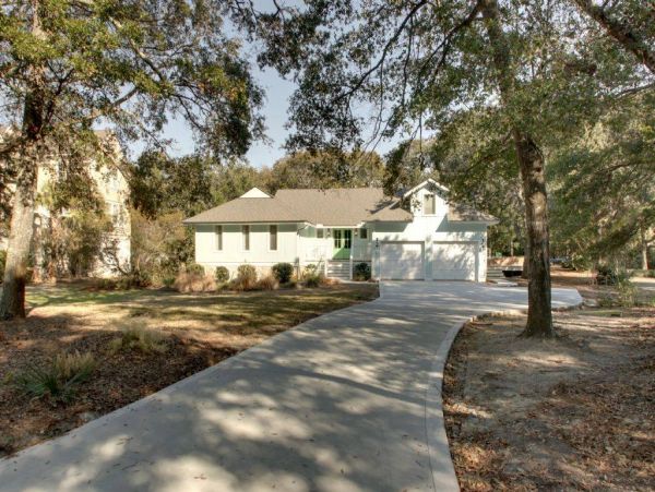 Isle of Palms Rental Sleeps 9 Guests with Pool